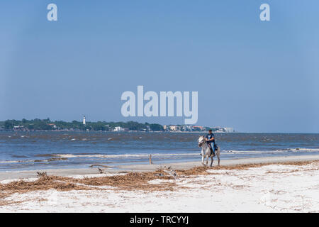 Uomo a cavallo sul litorale di Jekyll Island, Georgia USA Foto Stock