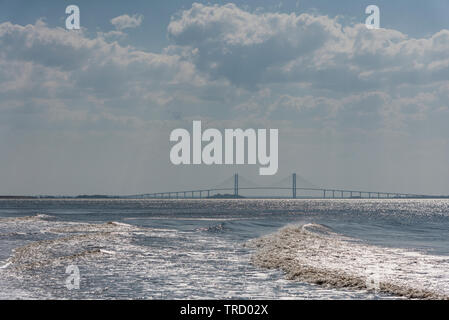 Sidney Lanier Bridge come si vede dalla Jekyll Island, Georgia litorale Foto Stock