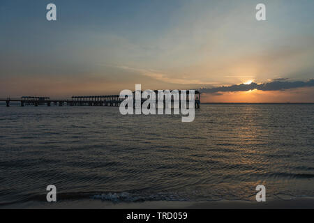 Il Clam Creek pesca del molo al tramonto su Jekyll Island Brunswick, Georgia, Stati Uniti d'America Foto Stock