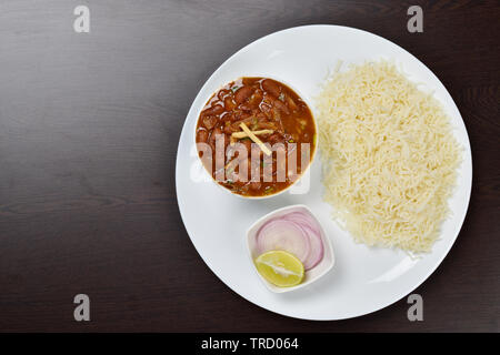 Rajma riso con insalata di cipolla su tavola, i fagioli bianchi, il cibo indiano Foto Stock