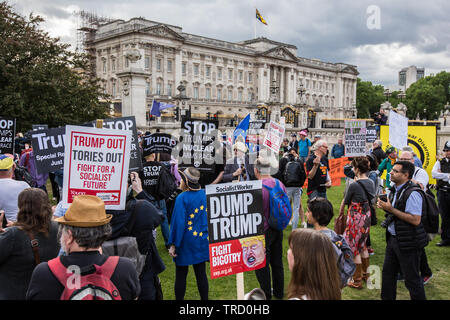 Londra, Regno Unito. Il 3 giugno, 2019. Proteste fuori Buckingham Palace come il presidente statunitense Donald Trump si unisce la regina per un banchetto di stato di kick-off la sua controversa visita di Stato nel Regno Unito. David Rowe/Alamy Live News. Foto Stock