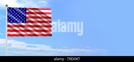Immagine composita di una bandiera americana sventola su un cielo sereno sullo sfondo (copia spazio). Foto Stock