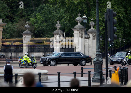 Il primo giorno del presidente americano Donald Trump di una controversa visita di stato di tre giorni nel Regno Unito come 45° presidente americano, la sua cavalcata presidenziale entra a Buckingham Palace, il 3 giugno 2019, a Londra, Inghilterra. Foto Stock