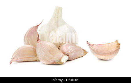 Raccolta di aglio crudo - testa e segmenti isolati su uno sfondo bianco in close-up Foto Stock