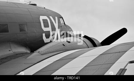 C-47 N150D (101st Airbourne omaggio) al 2019 Shuttleworth battenti Festival per commemorare il settantacinquesimo anniversario del D-Day Foto Stock