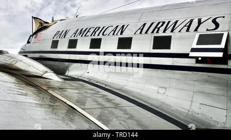 PanAm Douglas C-47B (N877MG) al 2019 Shuttleworth battenti Festival per commemorare il settantacinquesimo anniversario del D-Day Foto Stock