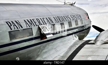 PanAm Douglas C-47B (N877MG) al 2019 Shuttleworth battenti Festival per commemorare il settantacinquesimo anniversario del D-Day Foto Stock