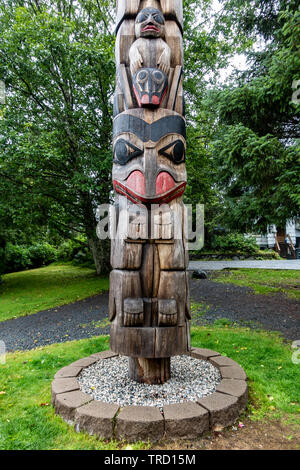 Tradizionali pali Totem situato in Sitka National Historical Park di Sitka, Alaska Foto Stock