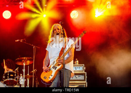 Reef eseguire sul palco del Run Run Fest Festival presso la struttura Bowood House nel Wiltshire. Nella foto il bassista chitarrista Bessant Jack. Foto Stock
