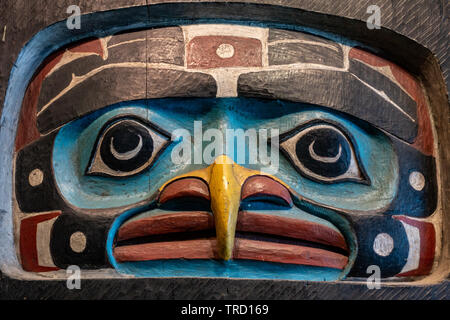 Tradizionali pali Totem situato in Sitka National Historical Park di Sitka, Alaska Foto Stock