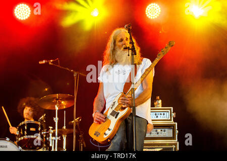 Reef eseguire sul palco del Run Run Fest Festival presso la struttura Bowood House nel Wiltshire. Nella foto il bassista chitarrista Bessant Jack. Foto Stock