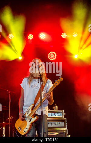 Reef eseguire sul palco del Run Run Fest Festival presso la struttura Bowood House nel Wiltshire. Nella foto il bassista chitarrista Bessant Jack. Foto Stock