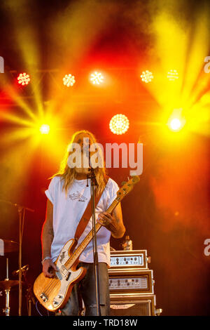 Reef eseguire sul palco del Run Run Fest Festival presso la struttura Bowood House nel Wiltshire. Nella foto il bassista chitarrista Bessant Jack. Foto Stock