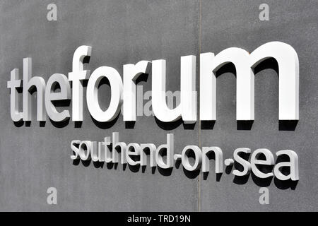 Close up lettere nel segno del Forum sulla parete dell'edificio che ha higher education learning resources & biblioteca moderna di Southend on Sea Essex England Regno Unito Foto Stock