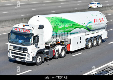 Frontale e vista laterale haulage contractor hgv autocarro Volvo Truck driver & Linde BOC GNL Gas naturale liquefatto consegna cisterna rimorchio autostrada England Regno Unito Foto Stock