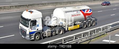 Lato & vista frontale della Cemex hgv camion Truck & cemento sfuso in polvere secco articolata cisterna rimorchio guida su autostrada con unione grafica bandiera Inghilterra REGNO UNITO Foto Stock