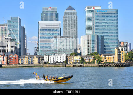 Thames esperienza di nervatura turisti speedboat passando moderno grattacielo landmark edifici sul Canary Wharf, Isle of Dogs London Docklands skyline England Regno Unito Foto Stock