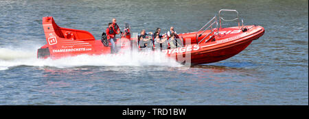 Close up Thames razzi costola speedboat ride turisti su fast Thames di Fiume viaggio turistico equipaggio a controlli della nervatura rosso barca gonfiabile East London REGNO UNITO Foto Stock