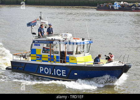 Cameraman riprese incontrato funzionario di polizia equipaggio a bordo la Metropolitan Police Marine unità di polizia risposta veloce Targa 31 barca Pool di London River Thames Regno Unito Foto Stock