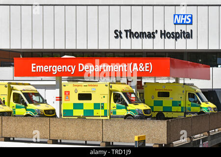 Londra servizio ambulanza veicoli presso il St Thomas NHS OSPEDALE A&E incidente emergenza dipartimento sanitario aspettando in zona scarico Lambeth Regno Unito Foto Stock