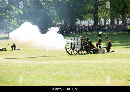 Londra, Regno Unito. Il 3 giugno 2019. La truppa di Kings Royal Artiglieria a cavallo nel parco verde di sparare una pistola 41 Royal Salutate in onore della visita in Regno Unito da Donald Trump, al Presidente degli Stati Uniti d'America. Credito: Alamy News / Joe Kuis Foto Stock