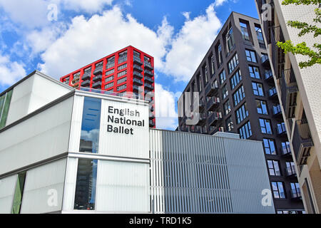 English National Ballet & la sua scuola costruita a tale scopo uffici studio & prove generali di spazi nella città di Londra isola alto blocchi di appartamenti Canning Town REGNO UNITO Foto Stock