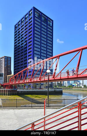 Nuovo singolo pubblico span pedoni piedi ponte sul fiume Lea links east London City isola le abitazioni e uffici per Canning Town DLR station REGNO UNITO Foto Stock