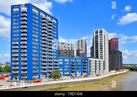 Isola città alta crescita East London alloggiamento sito brownfield development blocchi di appartamenti case nuove paesaggio urbano Fiume Lee Creek Canning Town REGNO UNITO Foto Stock