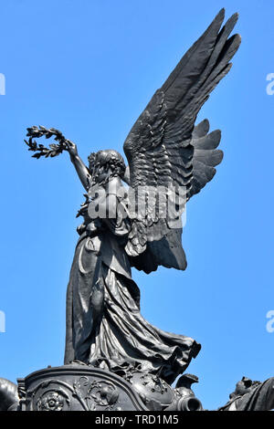 Parte di Wellington Arch quadriga di bronzo scultura close up di Nike la dea alata della vittoria con corona di alloro Hyde Park Corner Londra Inghilterra REGNO UNITO Foto Stock