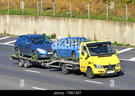 Mercedes caricatore basso pickup truck & rimorchio caricato con due vetture fissato al pianale con le cinghie della ruota guida su M25 London Orbital Essex REGNO UNITO Foto Stock