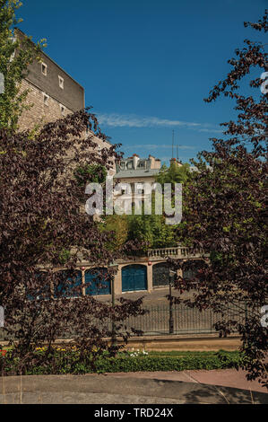 Appartamento edifici e giardini boscosi in una strada di Montmartre a Parigi. Uno dei più imponenti del mondo centro culturale in Francia. Foto Stock