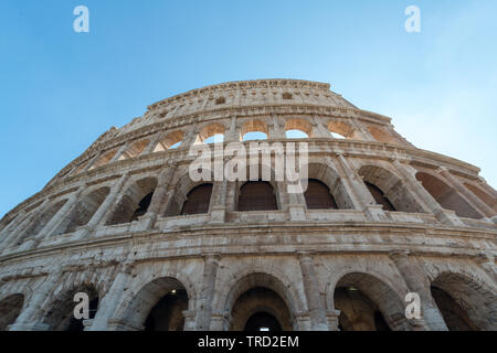 Vicino la vista dal di sotto di Roma Colosseo a Roma, Italia. Il Colosseo è stato costruito al tempo di Roma antica nel centro della citta'. Si tratta di uno di Roma m Foto Stock