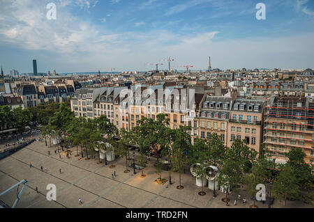 Edifici in piazza e Torre Eiffel visto dal centro Georges Pompidou di Parigi. Uno dei più imponenti del mondo centro culturale in Francia. Foto Stock