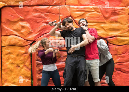 Attori preparando una lotta di scena per un teatro di produzione. Foto Stock