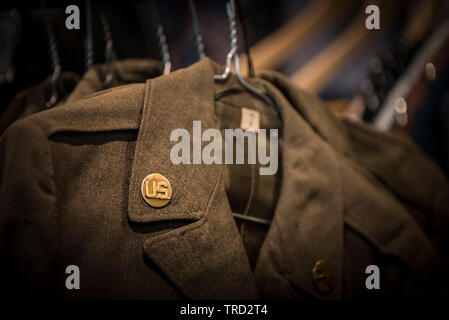 Una vista ravvicinata dell'ottone 'uomo arruolato' emblema sulla tunica uniforme di una guerra mondiale II Fante americano. Foto Stock