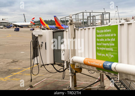 SEATTLE TACOMA AIRPORT, WA, Stati Uniti d'America - Giugno 2018: Jet bridge con un messaggio eco a Seattle Tacoma Airport in attesa del suo prossimo aeromobile. Foto Stock