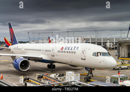 SEATTLE TACOMA AIRPORT, WA, Stati Uniti d'America - Giugno 2018: Delta Airlines Boeing 757 jet in partenza il terminale a Seattle Tacoma Airport. Foto Stock