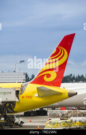 SEATTLE TACOMA AIRPORT, WA, Stati Uniti d'America - Giugno 2018: Forbice carrello elevatore di Gate Gourmet Catering di carico su un Hainan Airlines jet a Seattle Tacoma Airport Foto Stock