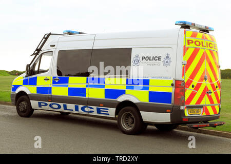 Norfolk e Suffolk Constabulary, veicolo di polizia, forze congiunte, riot van, la parte anteriore della protezione del parabrezza, REGNO UNITO Foto Stock