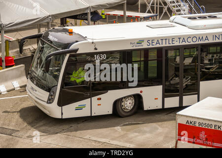 SEATTLE TACOMA AIRPORT, WA, Stati Uniti d'America - Giugno 2018: Aeroporto di massa bus di trasferimento a Seattle Tacoma Airport. Foto Stock