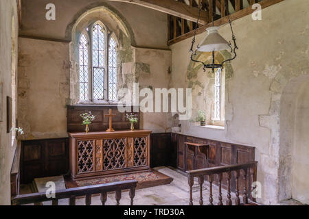 L'altare all'interno della chiesa di Santa Maria in Tarrant Crawford - una chiesa ridondante ora nella cura delle Chiese conservazione fiducia (TDC), Dorset, Regno Unito Foto Stock