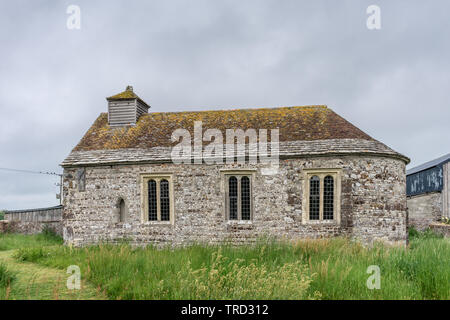 Esterno del Sant'Andrea Chiesa in Winterborne Tomson - una piccola chiesa normanna che ora è ridondante e sotto la cura della TDC, Dorset, Regno Unito Foto Stock