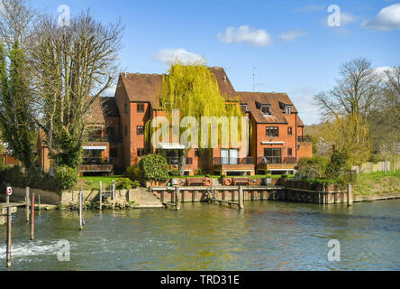 MARLOW, Inghilterra - Marzo 2019: Blocco di appartamenti moderno sulla banca del fiume Tamigi in Marlow con gli ormeggi delle barche. Foto Stock