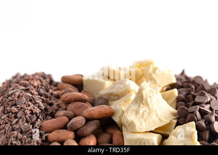 Righe di cioccolato di naselli fave di cacao, burro di cacao e di cioccolato isolato su sfondo bianco Foto Stock