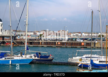 Guardando verso il Lungomare da Weymouth Harbour. Weymouth Dorset, Regno Unito Foto Stock