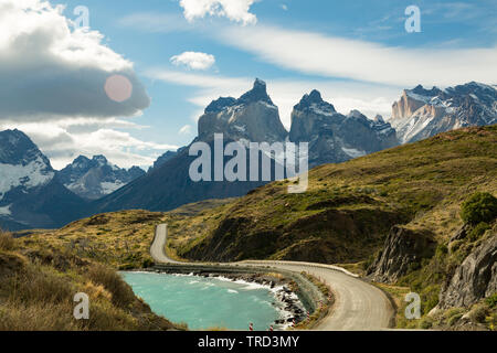 Vuoto su strada sterrata lungo la riva del Lago Pehoe, Parco Nazionale Torres del Paine, Patagonia, Cile Foto Stock