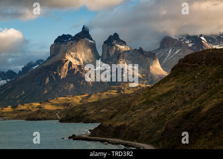La mattina presto luce su Los Cuernos, Torres del Paine, Patagonia, Cile Foto Stock