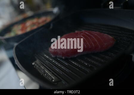 Lo chef arrosta carne al ristorante Foto Stock