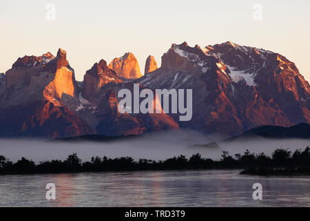 Los Cuernos all'alba nel Parco Nazionale Torres del Paine, Patagonia, Cile Foto Stock
