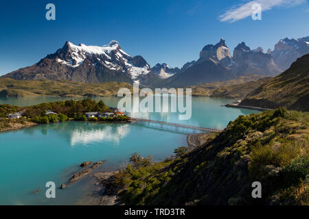 Le montagne di Torres del Paine riflettono in acque turchesi del Lago Pehoe, Patagonia, Cile Foto Stock